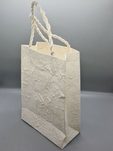 Nouveau sac cadeau en papier biodégradable avec poignée en corde, logo personnalisé disponible, sac en papier pour emballage cadeau et vente au détail, fibre naturelle - Product Image 1