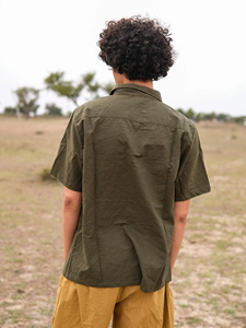 เสื้อเชิ้ตแขนสั้นผ้าฝ้ายลินินสีเขียวมะกอกสำหรับผู้ชาย ปกคอปกแบบสเปรด สไตล์ลำลองสำหรับฤดูร้อน ติดกระดุม ผลิตด้วยมือ เป็นมิตรกับสิ่งแวดล้อม - Product Image 4