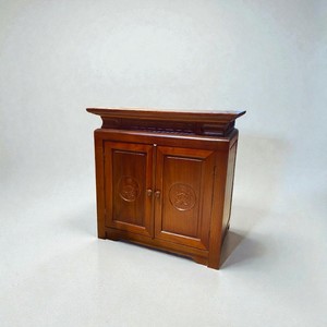 Le petit meuble de rangement est en acajou massif. - Product Image 6