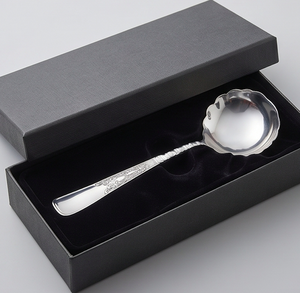 Cuillère de service classique en acier inoxydable avec long manche, finition miroir, design durable pour les mariages et les dîners élégants - Product Image 6