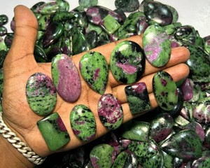 พลอยรูบี้โซไซต์ธรรมชาติแบบผสม ทรงหลังเบี้ย ขัดเงา สีเขียวแดง พลอยหลวม ขายส่ง สำหรับทำเครื่องประดับ จำหน่ายจำนวนมาก - Product Image 1