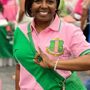 Camisa Casual Premium Rosa para Mujer, con Bordado de Letras Griegas, Cuello Clásico, Manga Corta, 100% Algodón, Cómoda - Product Image 6