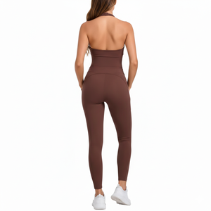 Combinaison de sport pour femme en nylon mat, respirante, très élastique, avec débardeur à col en V et short de yoga à trois sections froncé aux fesses - Product Image 2
