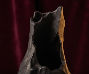 Vase d'art métallique noir de qualité supérieure, surface sculptée irrégulière, élégant support à fleurs pour centres de table de mariage et événements - Product Image 5