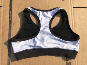Ensemble de sport pour femmes : Soutien-gorge léger et respirant de haute qualité à imprimé marbré avec fermetures éclair et leggings élastiques à taille haute, logo frontal - Product Image 2