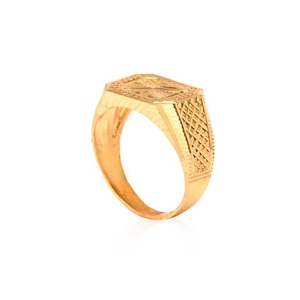 Bague signet rectangulaire de luxe dorée à motif géométrique en X avec bordure texturée, bijoux de mode haut de gamme pour hommes - Product Image 3