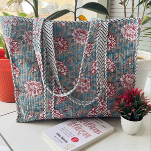 กระเป๋าผ้าฝ้ายลายควิลท์  ลายดอกไม้คลาสสิกแบบแฮนด์บล็อก  ออกแบบมาเพื่อการใช้งานประจำวันและการพกพาอย่างยั่งยืน - Product Image 1
