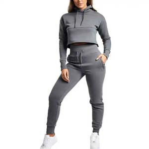 Ensemble de survêtement décontracté 2 pièces pour femme, été, avec sweat à capuche court et pantalon de jogging, respirant, séchage rapide, couleur et logo personnalisables, idéal pour le jogging - Product Image 2