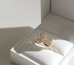 Bague de fiançailles et de mariage de luxe en diamant de qualité supérieure, taille poire et coussin, design Toi et Moi, certifiée IGI - Product Image 3