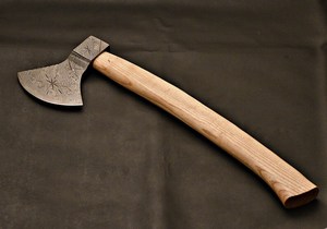 ขวานเหล็กดามัสกัสตีขึ้นรูปด้วยมือ ด้ามไม้ สำหรับตั้งแคมป์ ล่าสัตว์ เอาตัวรอดในป่า ขวานบุชคราฟท์ รับผลิตแบบ OEM ODM ราคาดีที่สุด - Product Image 3