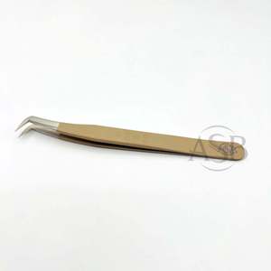 Pinza para Extensión de Pestañas en Color Marrón Desnudo con Ángulo de 65 Grados, con Corazón en el Mango, de Acero Inoxidable, con Logotipo Personalizado - Product Image 1