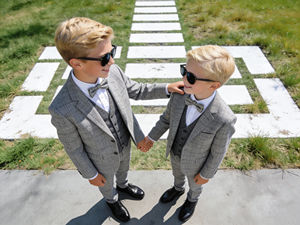 Ensemble de costume 3 pièces en tweed gris pour garçons avec blazer, gilet et pantalon – Vêtements de mariage et de cérémonie pour enfants - Product Image 2