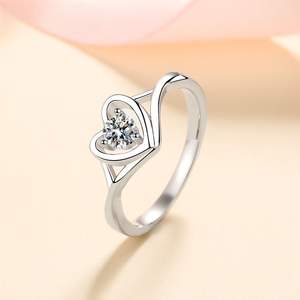 Anillo de Compromiso de Moissanita VVS con Forma de Corazón y Tallo Dividido, Plata de Ley 925, Corte Brillante Redondo de 0.50 Quilates, Regalo Exquisito para Mujer - Product Image 6