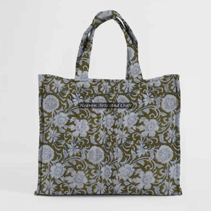 Sac fourre-tout matelassé en coton fait à la main carré imprimé floral grand sac fourre-tout matelassé cadeau d'été pour femmes sac matelassé de style floral pour elle - Product Image 1