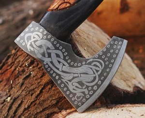 Hacha Tomahawk Grabada a Mano con Hoja de Acero Forjado y Mango de Madera, Herramienta para Partir Leña y Actividades al Aire Libre - Product Image 4