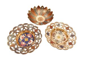 Cuenco Decorativo de Latón con Diseño Floral, Acabado Dorado, Esmalte Multicolor, Base en Forma de Hoja de Loto - Product Image 3