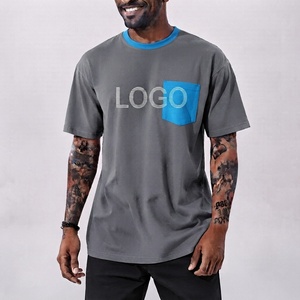Camiseta gris de manga corta para hombre con bolsillo azul y estampado de logotipo frontal, corte regular, informal, cuello redondo, de algodón jersey. - Product Image 1