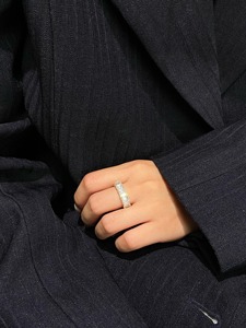 Bague de mariage minimaliste en or jaune 14K, sertie de 8,8 carats de diamants taille émeraude couleur D-F, clarté VS+, monture à griffes, alliance éternité complète, certifiée IGI - Product Image 2