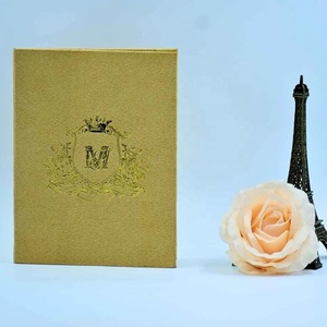 Invitación de Boda en Carpeta de Terciopelo Dorado, Invitación Floral con Escudo Heráldico en Lámina Dorada Personalizada con Esquinas Reforzadas - Product Image 1