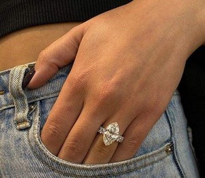 Bague de fiançailles et de mariage en diamant de laboratoire taille brillant de qualité supérieure, collection Trilogie, en argent/or, bijoux de luxe certifiés IGI - Product Image 1