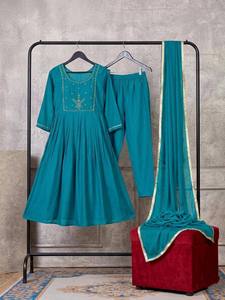 Costume Anarkali ethnique élégant en Mul Chanderi fabriqué en Inde avec pantalon et dupatta assortis pour femmes, disponible à la vente - Product Image 1