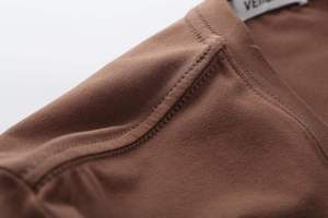 เสื้อยืดคอกลมแขนสั้นสีน้ำตาลสำหรับผู้ชาย ผ้าฝ้ายเจอร์ซีย์ 100% ทรงเข้ารูป สีพื้น สไตล์ลำลอง - Product Image 6