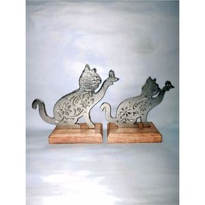 Figurine de chat et de papillon en métal finition argentée sur support en bois, sculpture d'art moderne pour la décoration intérieure, fabrication sur mesure - Product Image 1