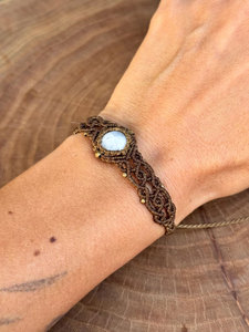Pulsera de Macramé Marrón Hecha a Mano con Piedra Lunar |   Brazalete Ajustable con Cuentas Doradas Estilo Boho para Mujer - Product Image 2