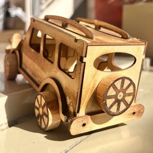 Coche de Juguete Jeep Woodland Cruiser Hecho a Mano en Madera, Vehículo Todoterreno de Madera para Niños, Regalo Educativo - Product Image 3