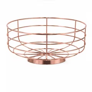 Panier à fruits tendance en fil métallique doré avec base en maille et pieds sphériques pour le rangement des collations et des produits frais sur le comptoir de cuisine - Product Image 4