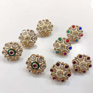 Boucles d'oreilles Kundan et perles plaquées or exquises bijoux fins parfaits pour les looks de mariage, de fête et d'usure ethnique - Product Image 1