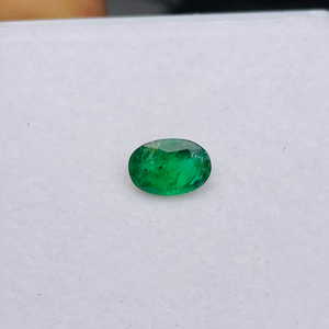 Esmeralda Natural de Zambia, Corte Ovalado, 1.64 Quilates, Grado AAA, Certificada por IGI, Color Verde, para Joyería - Product Image 3