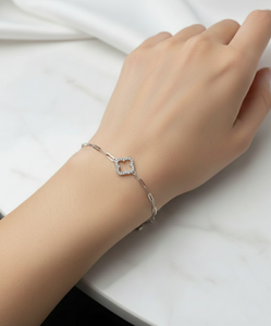 กำไลข้อมือทอง 14KT รูปโคลเวอร์ ประดับเพชรแล็บ ดีไซน์หรูหรา เหมาะเป็นของขวัญสำหรับงานปาร์ตี้ - Product Image 1