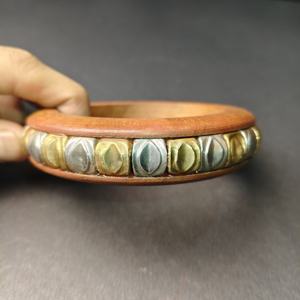 Exquisito Brazalete de Madera Multimetálico con Incrustaciones de Hojas Alternadas en Plata y Oro - Pulsera de Madera Decorativa de Primera Calidad Pulida a Mano - Product Image 3