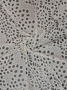 Tela de Algodón Blanco con Bordado Schiffli y Ojales, con Motivos Geométricos, Ondas y Flores para Prendas de Verano, Venta al Por Mayor - Product Image 4