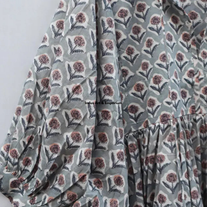 Belle robe en coton à motifs floraux, imprimée à la main, pour un usage décontracté. - Product Image 6