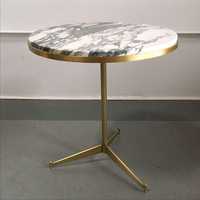 Table basse en laiton de luxe pour la décoration intérieure, mobilier et accessoires modernes, finition dorée, base sur piédestal, table royale