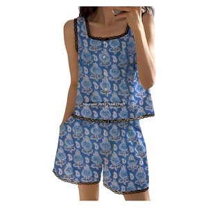 Ensemble pyjama en coton imprimé à la main avec dentelle florale, haut à manches volantées et short, collection printemps/été, imprimé floral sans manches - Product Image 4