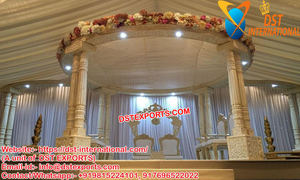 Achetez un magnifique mandap de mariage en or blanc de style romain pour les mariages hindous, un mandap à double poteau sur le thème du paon majestueux avec dôme. - Product Image 3