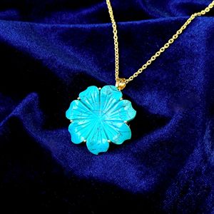 Collier pendentif fleur en turquoise bleue de qualité AAA pour femme, sculpté à la main, avec pierre précieuse en turquoise de qualité AAA, pendentif floral en cristal, vente en gros - Product Image 2
