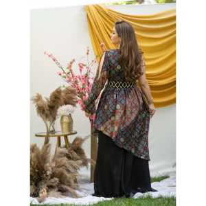 Elegante Conjunto de Kurta de Chifón Negro con un Hombro Descubierto para Mujer, Disponible en Talla XS - Product Image 3