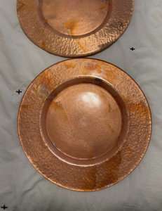 Assiette de présentation métallique texturée effet marbre, couleur or rose vieilli, style vintage, avec base en cuivre vieilli or rose - Product Image 6