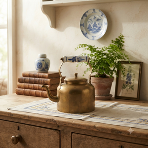 Bouilloire à thé vintage en laiton, artisanale, avec poignée en céramique bleue et blanche à motifs floraux, pour faire bouillir l'eau, rétro, pour hôtels et restaurants, fournitures de boissons - Product Image 2