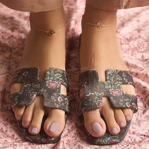 Sandales antidérapantes en velours avec semelle extérieure en cuir véritable, motif floral intégral tendance et de haute qualité, imprimé Santique Blossom - Product Image 4