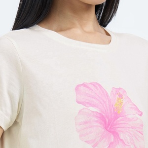 เสื้อยืดลายฮาวายสำหรับผู้หญิง คอกลม แขนสั้น ผ้าฝ้าย ลายดอกไม้ สีครีม ผู้ผลิตเสื้อผ้า - Product Image 5
