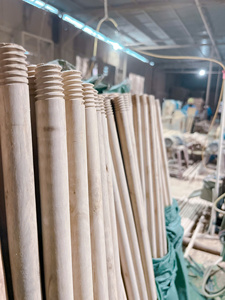Escoba de madera de 110-120 cm con cepillo y mango de madera, precios con tornillo personalizado, mango de escoba redondo de madera natural de 120*2.2 cm - Product Image 2