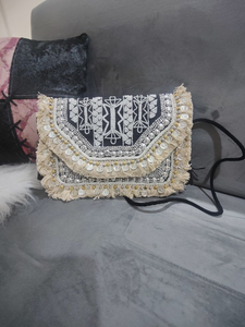 Pochette de mariée artisanale exclusive ornée de perles avec broderie artistique style amour pour femme, idéale pour les mariages et les soirées. - Product Image 3
