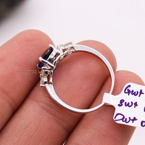 Bague en or blanc massif 14 carats avec saphir bleu naturel ovale et accent de diamants ronds en grappe, Memoria Jewels, vente en gros - Product Image 4