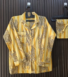 Ensemble de pyjama pour femmes en coton biologique 100% à imprimé animal jaune, manches longues, coupe régulière, vêtements de nuit décontractés pour toutes les saisons - Product Image 4