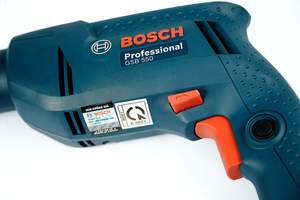 Taladro percutor con cable GSB 550 Freedom Kit con mandril ergonómico de agarre suave, diseñado para perforar en ladrillo, hormigón y piedra. - Product Image 4